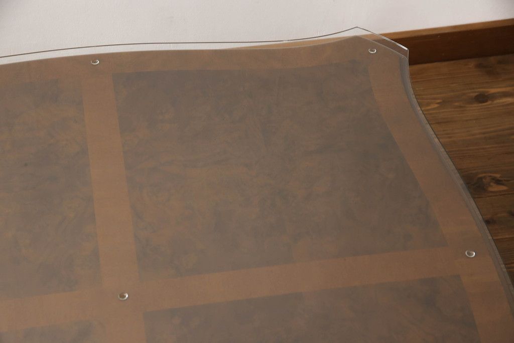 テーブルを綺麗に再生!高品質リペアを施し、天板のみ剥離し再塗装。他のキズ部分は色を入れて馴染ませて仕上げ。新たにガラス天板を追加。