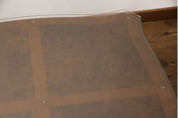 テーブルを綺麗に再生!高品質リペアを施し、天板のみ剥離し再塗装。他のキズ部分は色を入れて馴染ませて仕上げ。新たにガラス天板を追加。