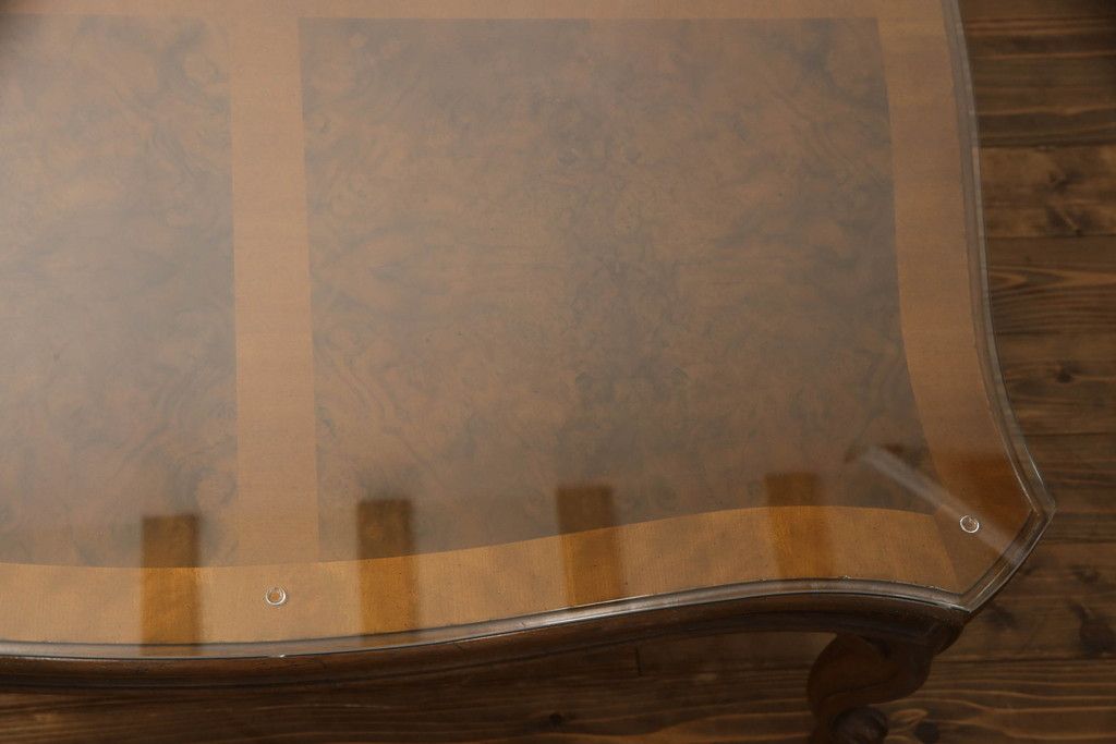 テーブルを綺麗に再生!高品質リペアを施し、天板のみ剥離し再塗装。他のキズ部分は色を入れて馴染ませて仕上げ。新たにガラス天板を追加。