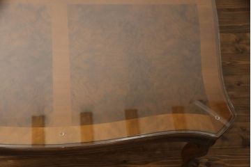 テーブルを綺麗に再生!高品質リペアを施し、天板のみ剥離し再塗装。他のキズ部分は色を入れて馴染ませて仕上げ。新たにガラス天板を追加。