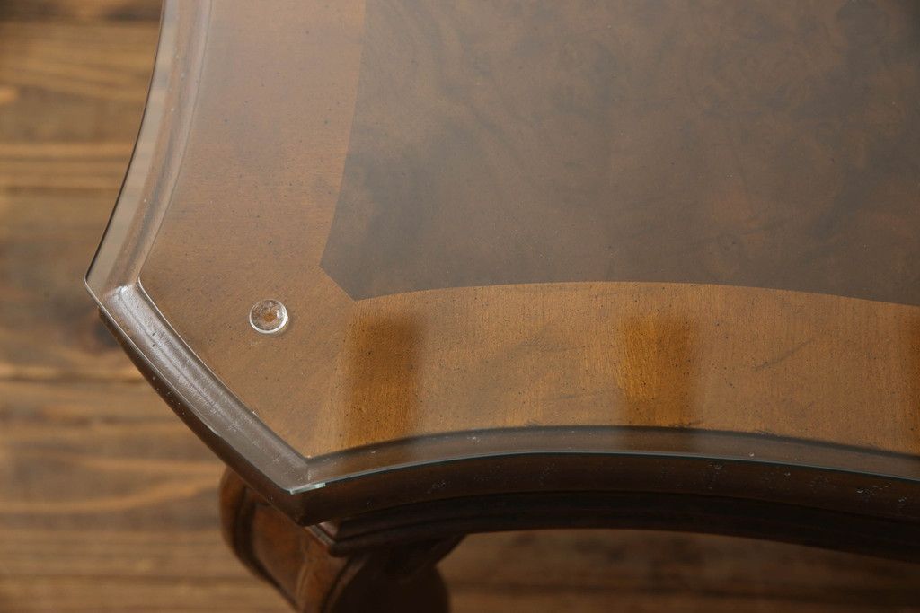 テーブルを綺麗に再生!高品質リペアを施し、天板のみ剥離し再塗装。他のキズ部分は色を入れて馴染ませて仕上げ。新たにガラス天板を追加。