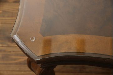 テーブルを綺麗に再生!高品質リペアを施し、天板のみ剥離し再塗装。他のキズ部分は色を入れて馴染ませて仕上げ。新たにガラス天板を追加。