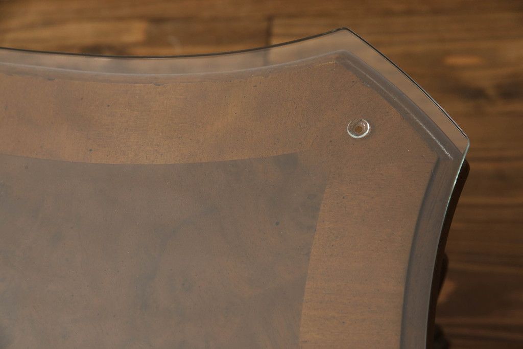 テーブルを綺麗に再生!高品質リペアを施し、天板のみ剥離し再塗装。他のキズ部分は色を入れて馴染ませて仕上げ。新たにガラス天板を追加。