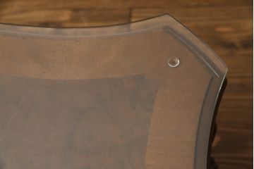 テーブルを綺麗に再生!高品質リペアを施し、天板のみ剥離し再塗装。他のキズ部分は色を入れて馴染ませて仕上げ。新たにガラス天板を追加。