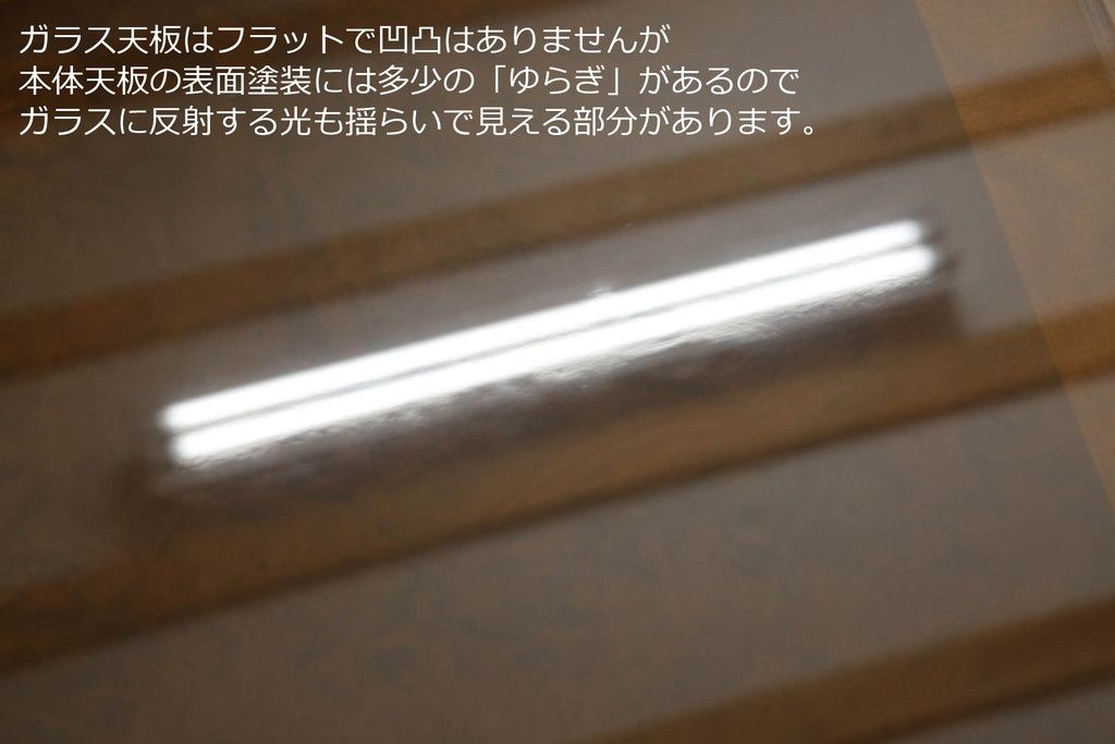 テーブルを綺麗に再生!高品質リペアを施し、天板のみ剥離し再塗装。他のキズ部分は色を入れて馴染ませて仕上げ。新たにガラス天板を追加。