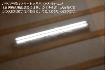 テーブルを綺麗に再生!高品質リペアを施し、天板のみ剥離し再塗装。他のキズ部分は色を入れて馴染ませて仕上げ。新たにガラス天板を追加。