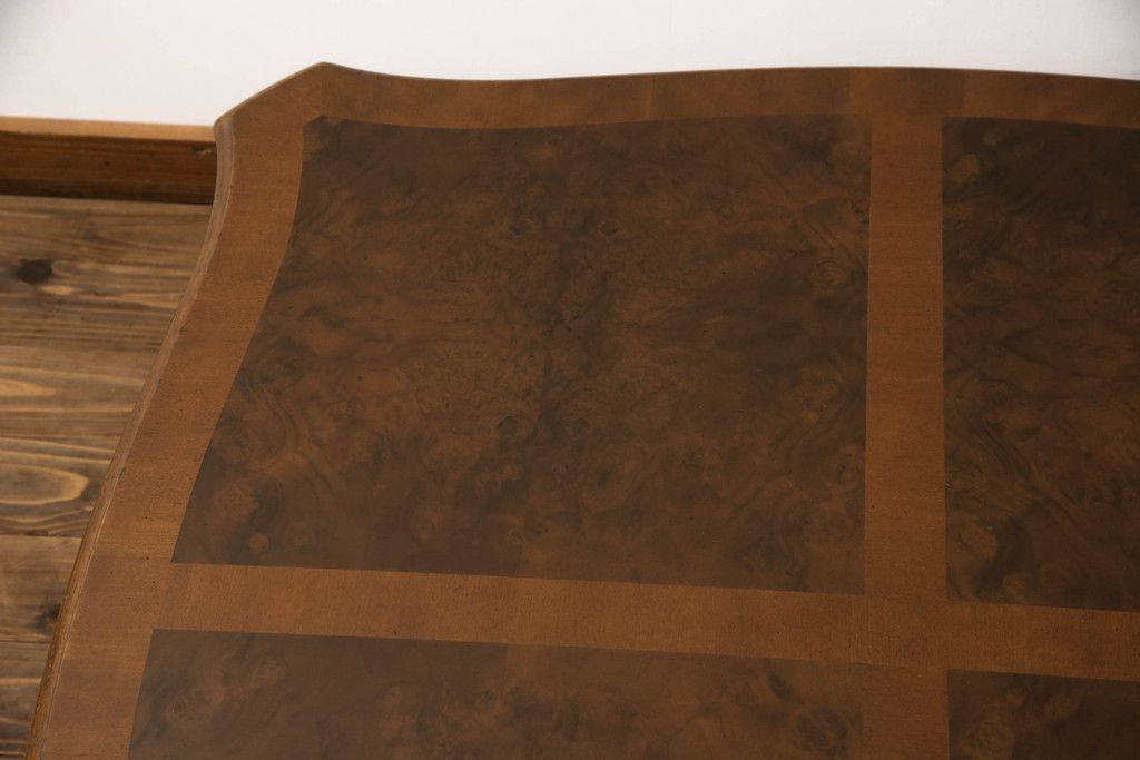 テーブルを綺麗に再生!高品質リペアを施し、天板のみ剥離し再塗装。他のキズ部分は色を入れて馴染ませて仕上げ。新たにガラス天板を追加。