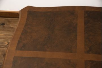 テーブルを綺麗に再生!高品質リペアを施し、天板のみ剥離し再塗装。他のキズ部分は色を入れて馴染ませて仕上げ。新たにガラス天板を追加。