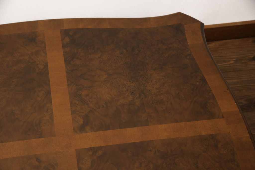 テーブルを綺麗に再生!高品質リペアを施し、天板のみ剥離し再塗装。他のキズ部分は色を入れて馴染ませて仕上げ。新たにガラス天板を追加。