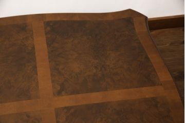 テーブルを綺麗に再生!高品質リペアを施し、天板のみ剥離し再塗装。他のキズ部分は色を入れて馴染ませて仕上げ。新たにガラス天板を追加。