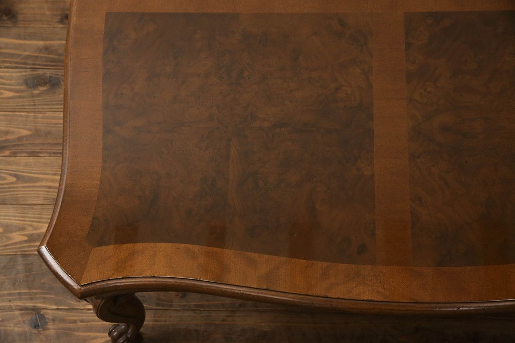 テーブルを綺麗に再生!高品質リペアを施し、天板のみ剥離し再塗装。他のキズ部分は色を入れて馴染ませて仕上げ。新たにガラス天板を追加。