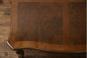 テーブルを綺麗に再生!高品質リペアを施し、天板のみ剥離し再塗装。他のキズ部分は色を入れて馴染ませて仕上げ。新たにガラス天板を追加。