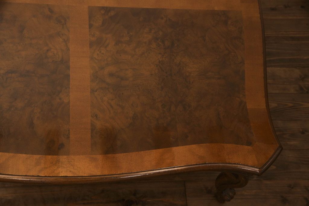 テーブルを綺麗に再生!高品質リペアを施し、天板のみ剥離し再塗装。他のキズ部分は色を入れて馴染ませて仕上げ。新たにガラス天板を追加。