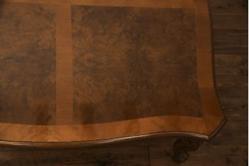 テーブルを綺麗に再生!高品質リペアを施し、天板のみ剥離し再塗装。他のキズ部分は色を入れて馴染ませて仕上げ。新たにガラス天板を追加。