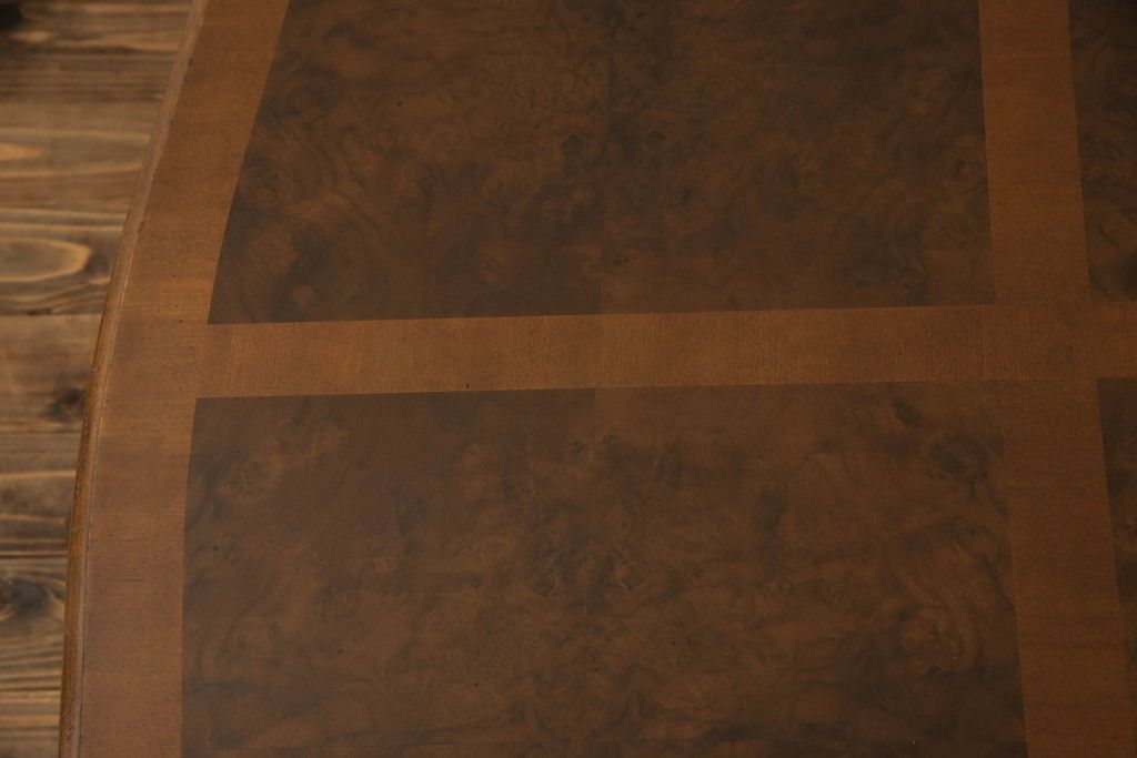 テーブルを綺麗に再生!高品質リペアを施し、天板のみ剥離し再塗装。他のキズ部分は色を入れて馴染ませて仕上げ。新たにガラス天板を追加。