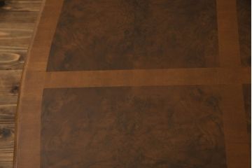 テーブルを綺麗に再生!高品質リペアを施し、天板のみ剥離し再塗装。他のキズ部分は色を入れて馴染ませて仕上げ。新たにガラス天板を追加。