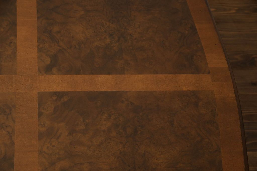 テーブルを綺麗に再生!高品質リペアを施し、天板のみ剥離し再塗装。他のキズ部分は色を入れて馴染ませて仕上げ。新たにガラス天板を追加。