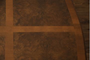 テーブルを綺麗に再生!高品質リペアを施し、天板のみ剥離し再塗装。他のキズ部分は色を入れて馴染ませて仕上げ。新たにガラス天板を追加。