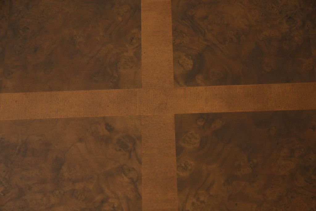 テーブルを綺麗に再生!高品質リペアを施し、天板のみ剥離し再塗装。他のキズ部分は色を入れて馴染ませて仕上げ。新たにガラス天板を追加。