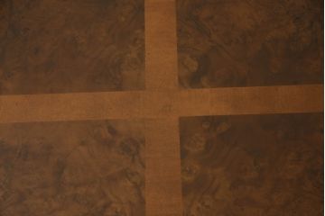 テーブルを綺麗に再生!高品質リペアを施し、天板のみ剥離し再塗装。他のキズ部分は色を入れて馴染ませて仕上げ。新たにガラス天板を追加。