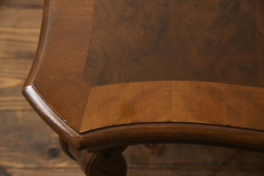 テーブルを綺麗に再生!高品質リペアを施し、天板のみ剥離し再塗装。他のキズ部分は色を入れて馴染ませて仕上げ。新たにガラス天板を追加。