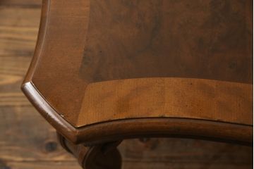 テーブルを綺麗に再生!高品質リペアを施し、天板のみ剥離し再塗装。他のキズ部分は色を入れて馴染ませて仕上げ。新たにガラス天板を追加。