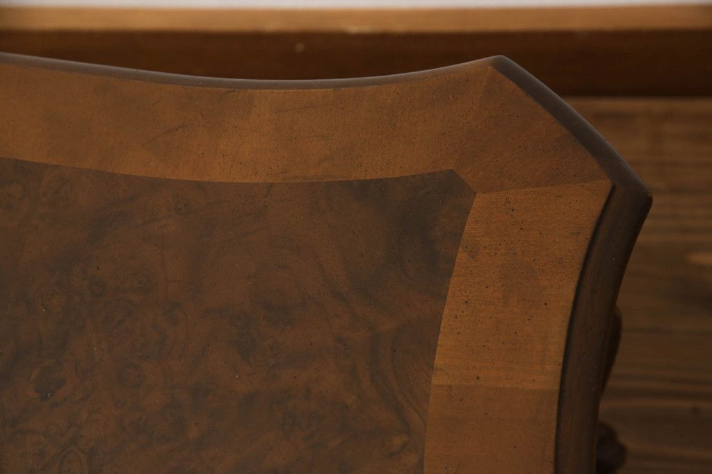 テーブルを綺麗に再生!高品質リペアを施し、天板のみ剥離し再塗装。他のキズ部分は色を入れて馴染ませて仕上げ。新たにガラス天板を追加。