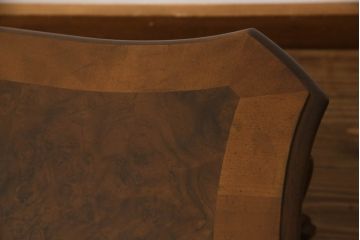 テーブルを綺麗に再生!高品質リペアを施し、天板のみ剥離し再塗装。他のキズ部分は色を入れて馴染ませて仕上げ。新たにガラス天板を追加。