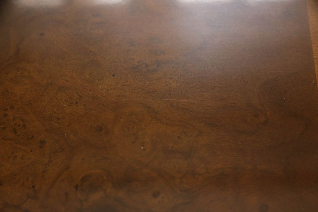 テーブルを綺麗に再生!高品質リペアを施し、天板のみ剥離し再塗装。他のキズ部分は色を入れて馴染ませて仕上げ。新たにガラス天板を追加。