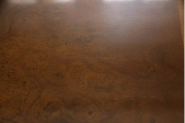 テーブルを綺麗に再生!高品質リペアを施し、天板のみ剥離し再塗装。他のキズ部分は色を入れて馴染ませて仕上げ。新たにガラス天板を追加。