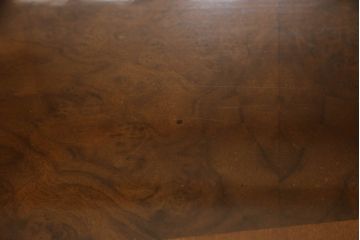 テーブルを綺麗に再生!高品質リペアを施し、天板のみ剥離し再塗装。他のキズ部分は色を入れて馴染ませて仕上げ。新たにガラス天板を追加。