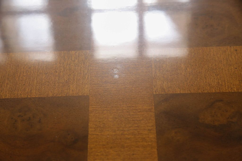 テーブルを綺麗に再生!高品質リペアを施し、天板のみ剥離し再塗装。他のキズ部分は色を入れて馴染ませて仕上げ。新たにガラス天板を追加。