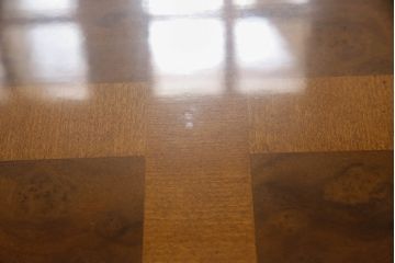 テーブルを綺麗に再生!高品質リペアを施し、天板のみ剥離し再塗装。他のキズ部分は色を入れて馴染ませて仕上げ。新たにガラス天板を追加。