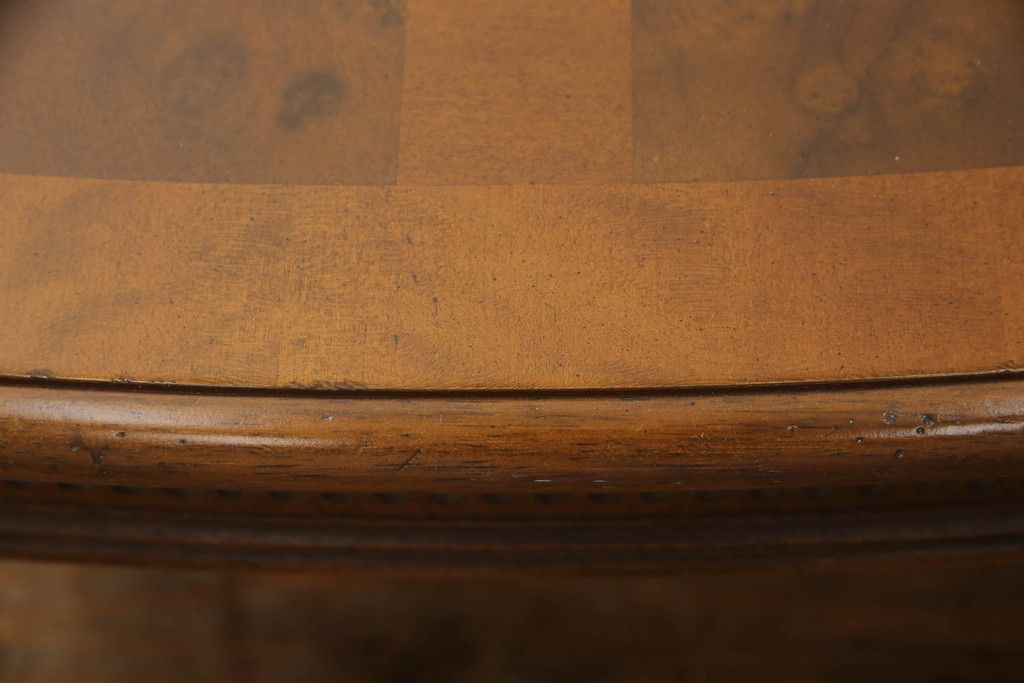 テーブルを綺麗に再生!高品質リペアを施し、天板のみ剥離し再塗装。他のキズ部分は色を入れて馴染ませて仕上げ。新たにガラス天板を追加。