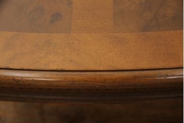 テーブルを綺麗に再生!高品質リペアを施し、天板のみ剥離し再塗装。他のキズ部分は色を入れて馴染ませて仕上げ。新たにガラス天板を追加。