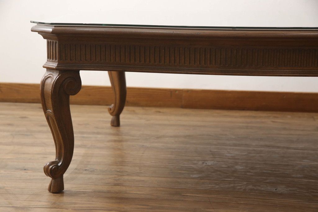 テーブルを綺麗に再生!高品質リペアを施し、天板のみ剥離し再塗装。他のキズ部分は色を入れて馴染ませて仕上げ。新たにガラス天板を追加。