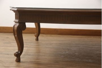 テーブルを綺麗に再生!高品質リペアを施し、天板のみ剥離し再塗装。他のキズ部分は色を入れて馴染ませて仕上げ。新たにガラス天板を追加。