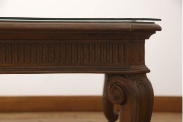 テーブルを綺麗に再生!高品質リペアを施し、天板のみ剥離し再塗装。他のキズ部分は色を入れて馴染ませて仕上げ。新たにガラス天板を追加。