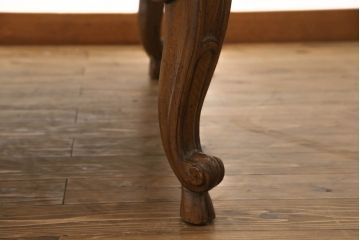 テーブルを綺麗に再生!高品質リペアを施し、天板のみ剥離し再塗装。他のキズ部分は色を入れて馴染ませて仕上げ。新たにガラス天板を追加。