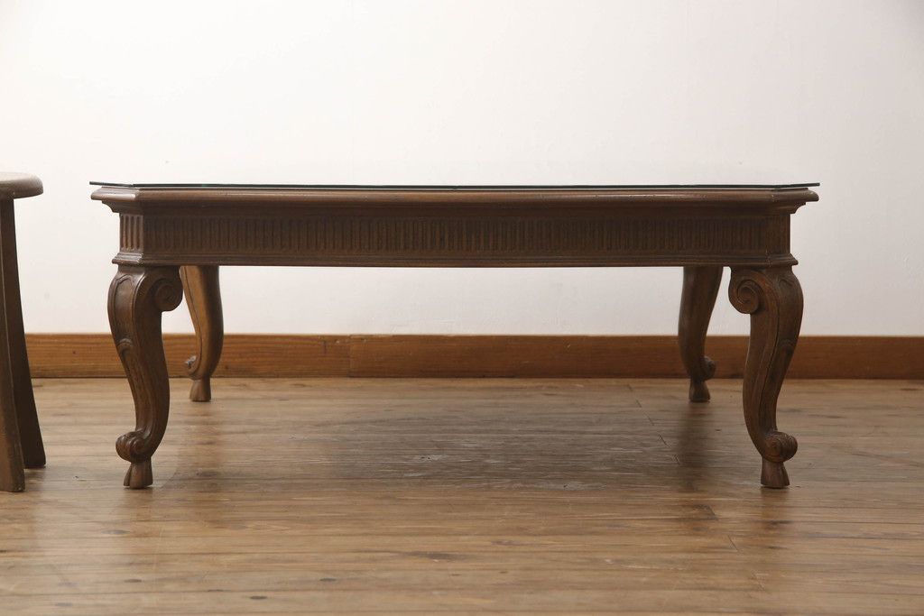 テーブルを綺麗に再生!高品質リペアを施し、天板のみ剥離し再塗装。他のキズ部分は色を入れて馴染ませて仕上げ。新たにガラス天板を追加。