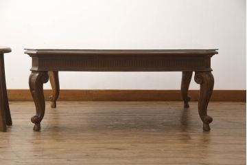 テーブルを綺麗に再生!高品質リペアを施し、天板のみ剥離し再塗装。他のキズ部分は色を入れて馴染ませて仕上げ。新たにガラス天板を追加。