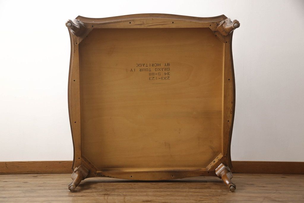 テーブルを綺麗に再生!高品質リペアを施し、天板のみ剥離し再塗装。他のキズ部分は色を入れて馴染ませて仕上げ。新たにガラス天板を追加。