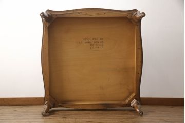 テーブルを綺麗に再生!高品質リペアを施し、天板のみ剥離し再塗装。他のキズ部分は色を入れて馴染ませて仕上げ。新たにガラス天板を追加。