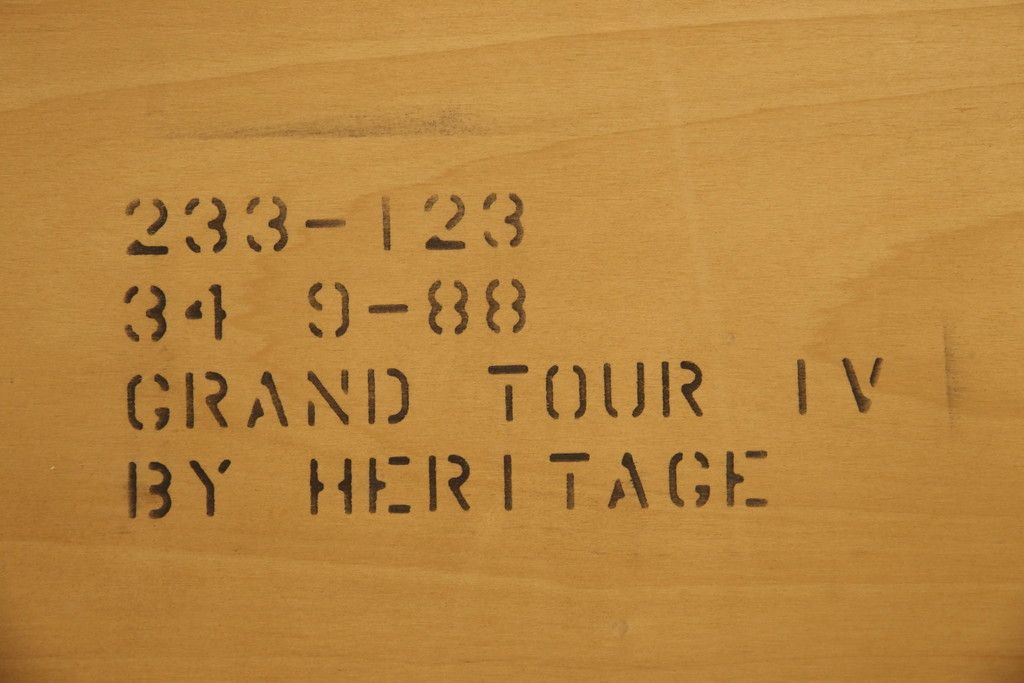 テーブルを綺麗に再生!高品質リペアを施し、天板のみ剥離し再塗装。他のキズ部分は色を入れて馴染ませて仕上げ。新たにガラス天板を追加。