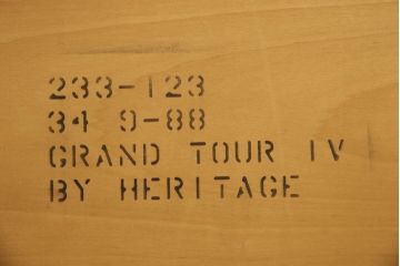 テーブルを綺麗に再生!高品質リペアを施し、天板のみ剥離し再塗装。他のキズ部分は色を入れて馴染ませて仕上げ。新たにガラス天板を追加。