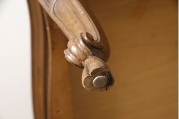 テーブルを綺麗に再生!高品質リペアを施し、天板のみ剥離し再塗装。他のキズ部分は色を入れて馴染ませて仕上げ。新たにガラス天板を追加。