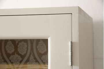 食器棚を使いやすくリメイク!高さをリサイズし、天板を取り付け。上段のデザイン扉、建具に合わせたステンドグラス、下段の板戸は新たに制作。取っ手を取り付けて、アンティークホワイトにペイント仕上げ。