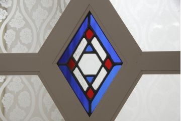 食器棚を使いやすくリメイク!高さをリサイズし、天板を取り付け。上段のデザイン扉、建具に合わせたステンドグラス、下段の板戸は新たに制作。取っ手を取り付けて、アンティークホワイトにペイント仕上げ。