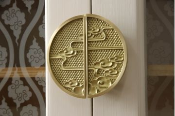 食器棚を使いやすくリメイク!高さをリサイズし、天板を取り付け。上段のデザイン扉、建具に合わせたステンドグラス、下段の板戸は新たに制作。取っ手を取り付けて、アンティークホワイトにペイント仕上げ。