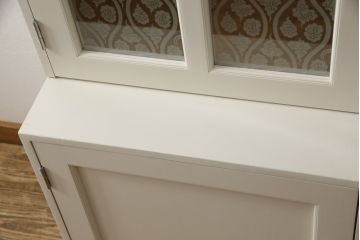 食器棚を使いやすくリメイク!高さをリサイズし、天板を取り付け。上段のデザイン扉、建具に合わせたステンドグラス、下段の板戸は新たに制作。取っ手を取り付けて、アンティークホワイトにペイント仕上げ。